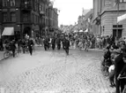 Parad på Algatan-Östergatan. Utställningsplåtar 1925. Stor folksamling.