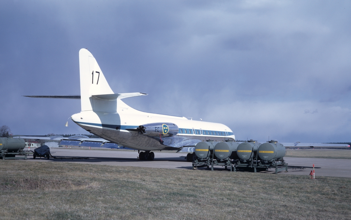 Flygplan TP 85 nummer 18172 märkt 17 FC står på flygfältet Malmen, 1973. Serie om 5 bilder.
