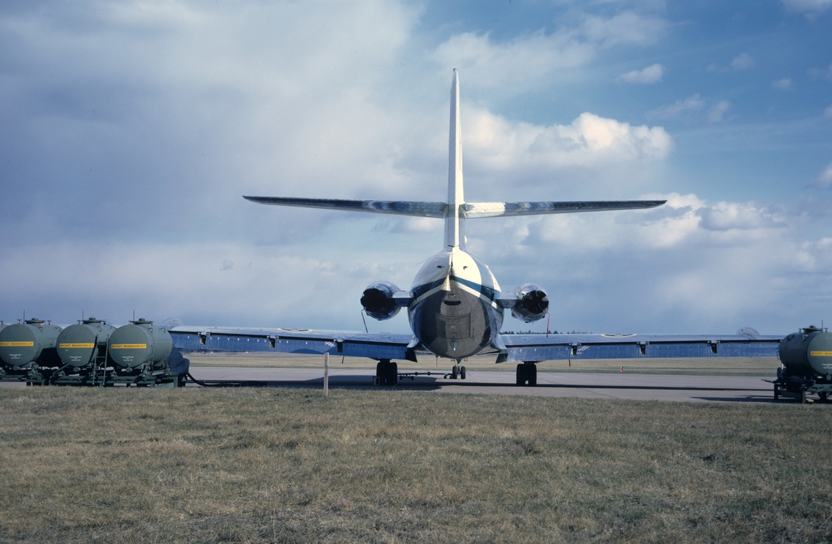 Flygplan TP 85 nummer 18172 märkt 17 FC står på flygfältet Malmen, 1973. Serie om 5 bilder.