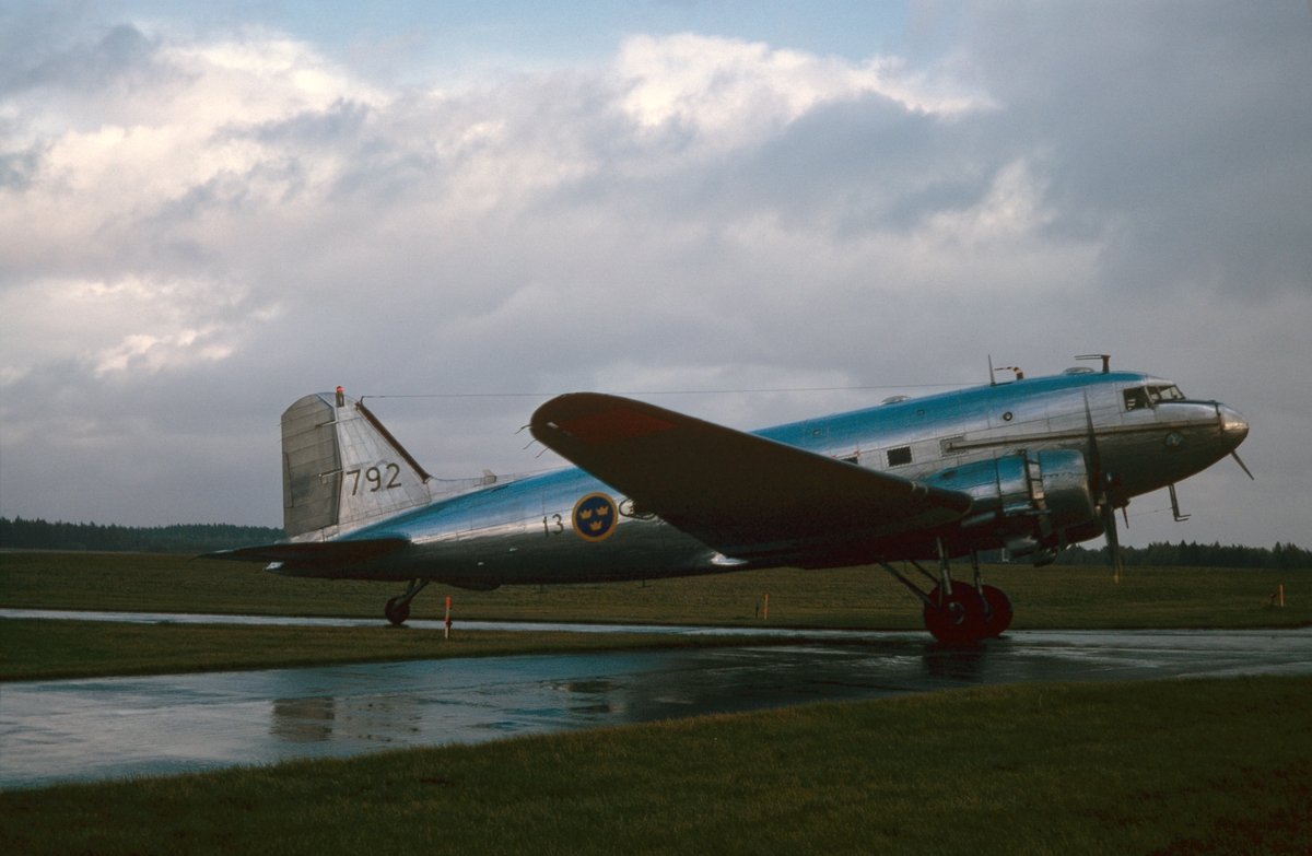 Flygvapnets alla sex flygplan TP 79 på Malmens flygfält den 8 september 1981. Flygplanen uppställda på fältet, vid uttaxning och start från flygfältet och flygande i luften. Serie om 20 bilder.