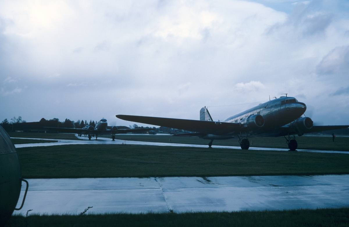 Flygvapnets alla sex flygplan TP 79 på Malmens flygfält den 8 september 1981. Flygplanen uppställda på fältet, vid uttaxning och start från flygfältet och flygande i luften. Serie om 20 bilder.