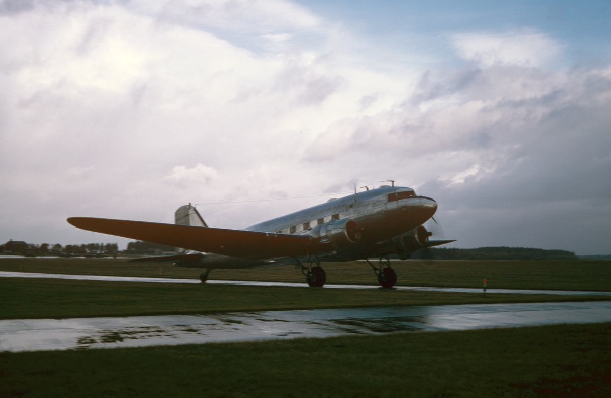 Flygvapnets alla sex flygplan TP 79 på Malmens flygfält den 8 september 1981. Flygplanen uppställda på fältet, vid uttaxning och start från flygfältet och flygande i luften. Serie om 20 bilder.