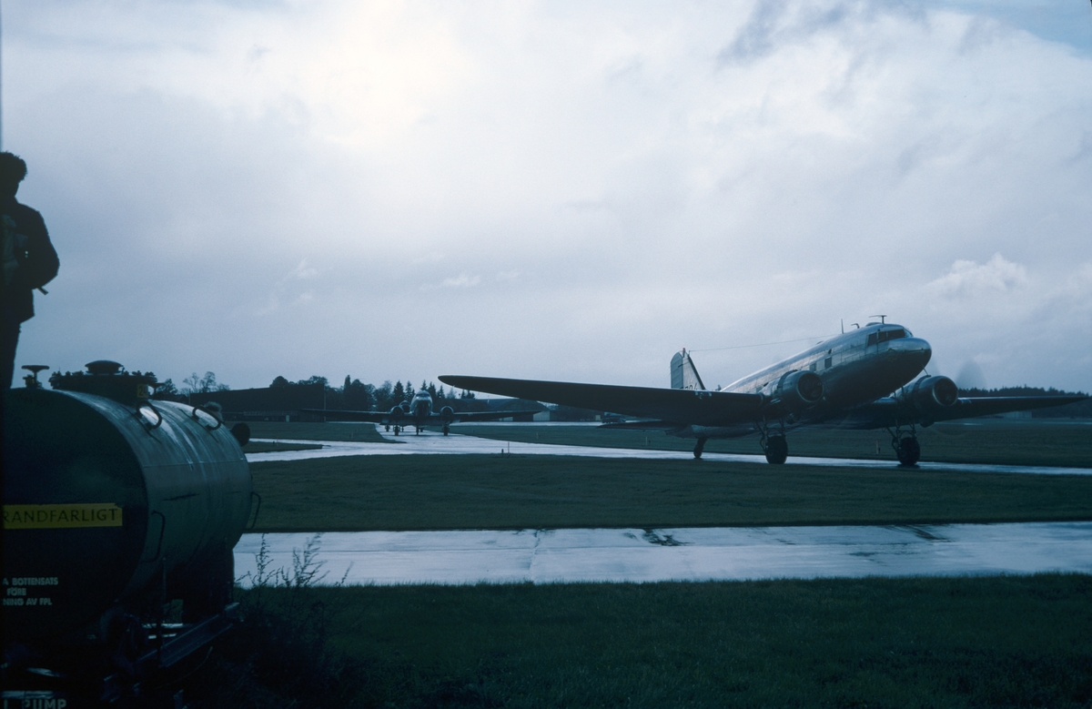 Flygvapnets alla sex flygplan TP 79 på Malmens flygfält den 8 september 1981. Flygplanen uppställda på fältet, vid uttaxning och start från flygfältet och flygande i luften. Serie om 20 bilder.