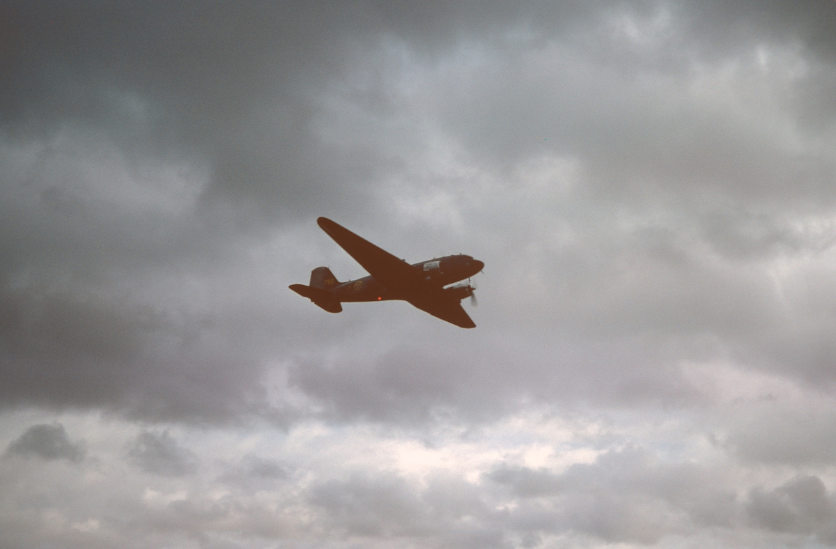 Flygvapnets alla sex flygplan TP 79 på Malmens flygfält den 8 september 1981. Flygplanen uppställda på fältet, vid uttaxning och start från flygfältet och flygande i luften. Serie om 20 bilder.