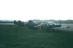 Tre flygplan SK 61 nummer 66, 61 och 77 tillhörande Östgöta Arméflygbataljon står på flygfältet på Malmen, våren 1981.