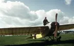 Flygförare kliver i/ur flygplan M 1 Nieuport IV-G vid uppvisningsflygning under flygdagarna på Malmen 1-2 september 1962, vid firande av militärflyget 50 år.