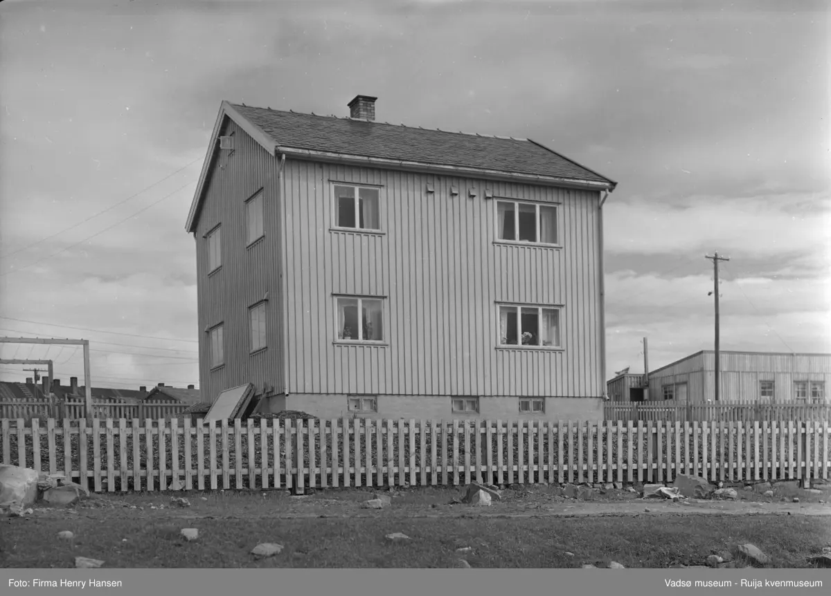 Vadsø 1952. Gjenreisningshus og brakke.
