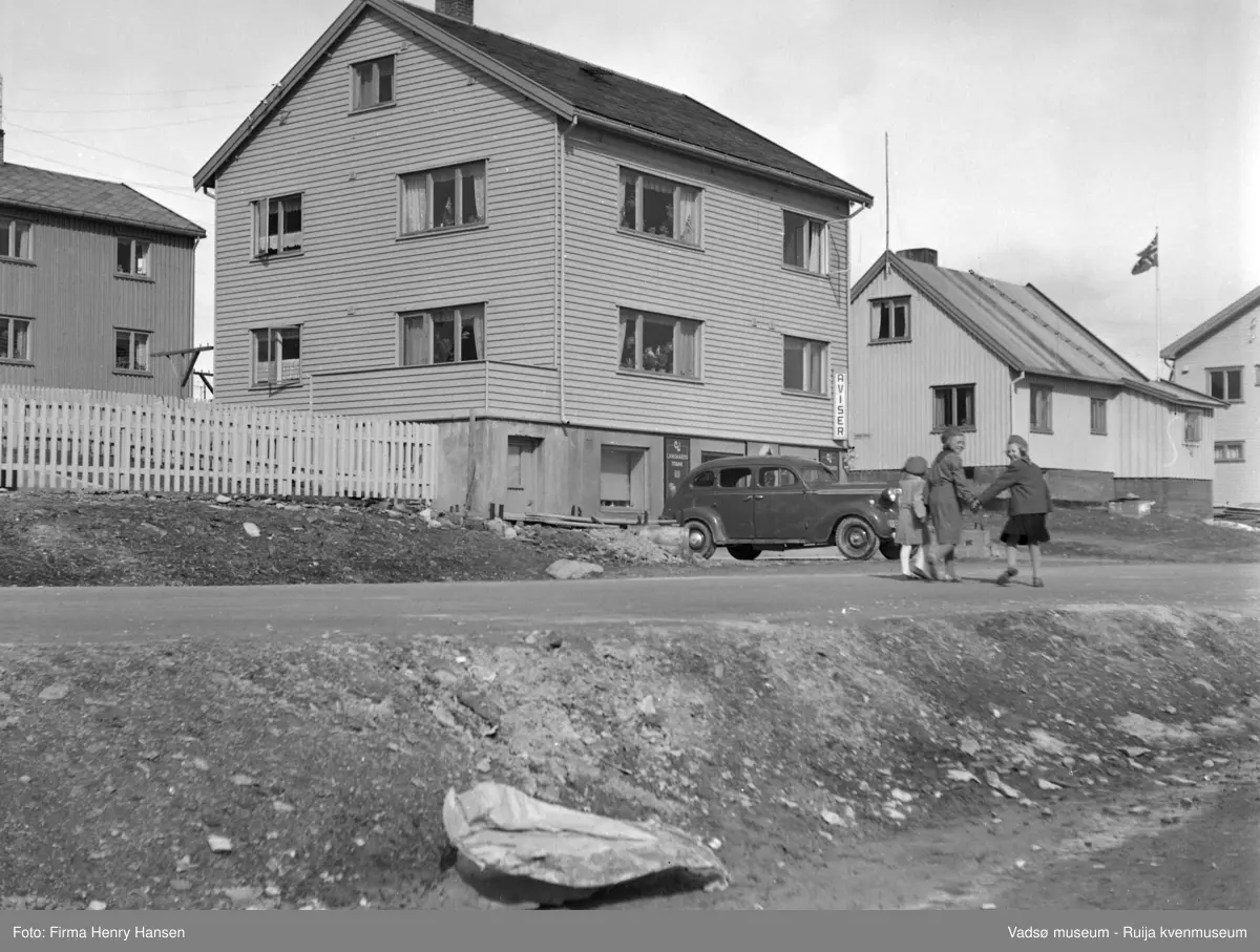 Vadsøbilder 1952 Aksel Niskas butikk i Oscarsgate, Alrik Basmas bygg med næringsvirksomhet i første etasje og bolig i andre og tredje etasje.