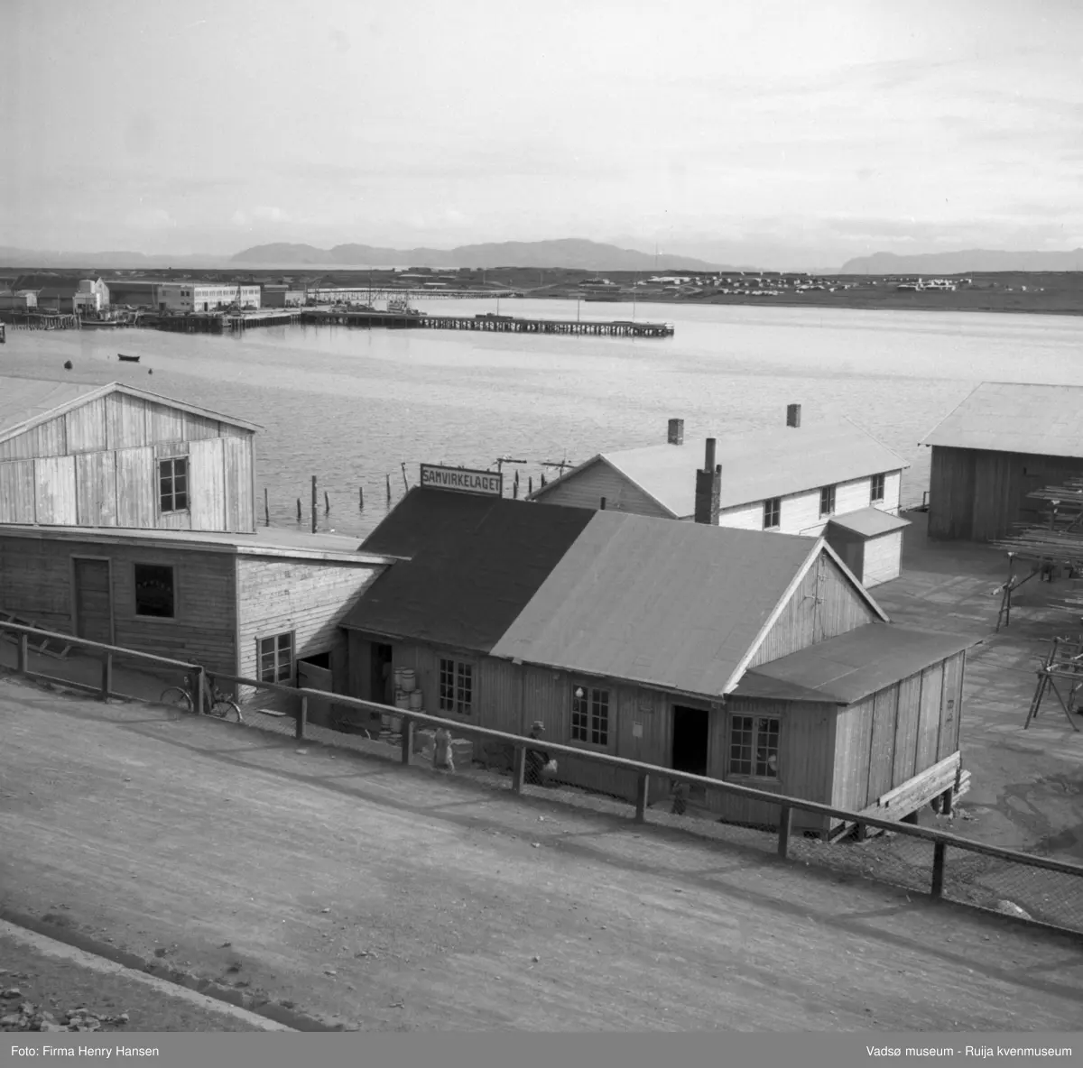 Havnegata 1951. Med Samvirkekaia, bygning med skiltet "Samvirkelaget".