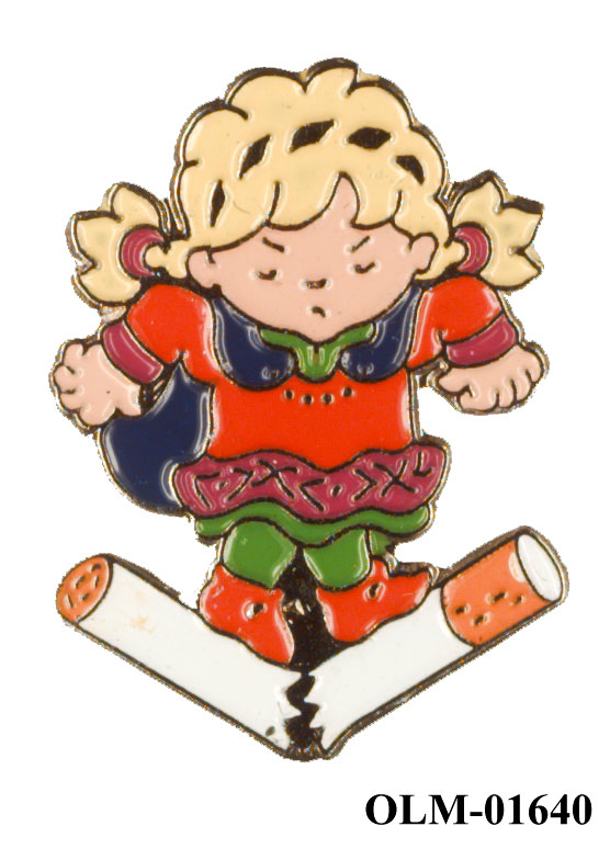 Utstanset merke av maskoten Kristin som står på en brukket sigarett.