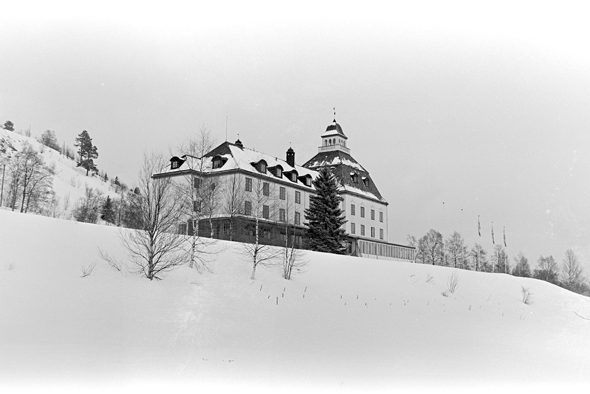 Høsbjør turisthotell, eksteriør, vinter.