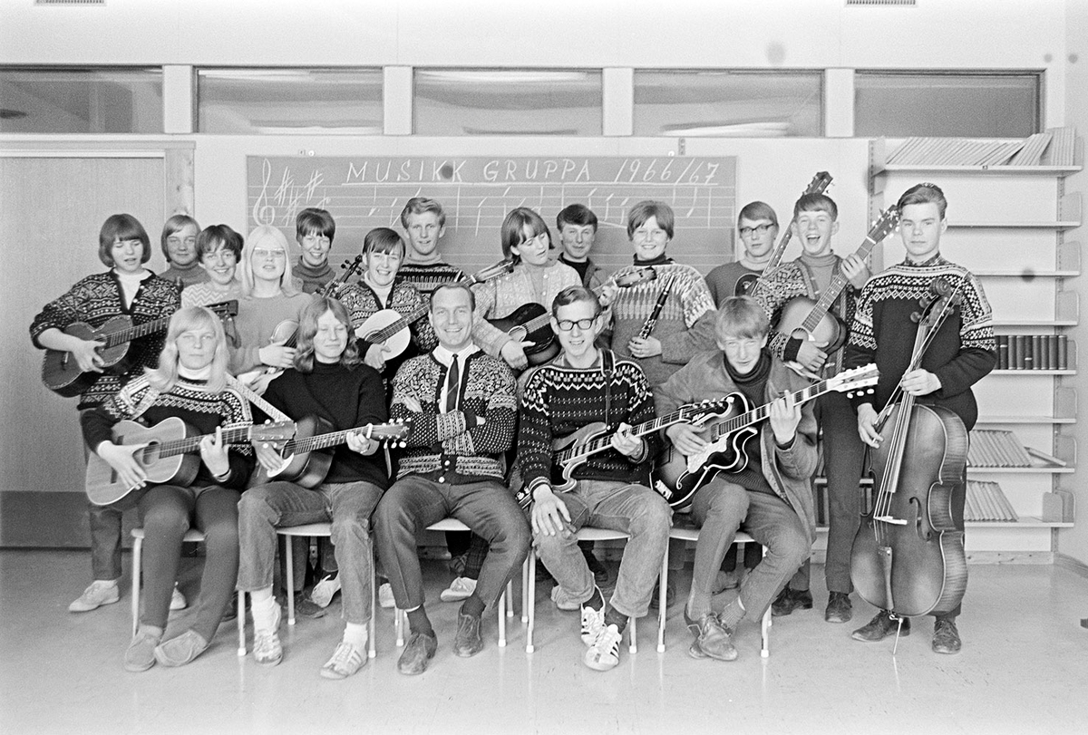 Ener ungdomsskole, Vang H. Musikkgruppa 1966/67, musikkundervisning, elevgruppe, instrumenter, Øverste rekke fra venstre:Randi Hole(Jensen), Randi Steinsvik (Sveen), Merete Asla, Jorunn Kay, Berit Hagen, Anne Simensen, Ulf Vestheim, Wenche Skogvold, Bjørn Tømte, Rigmor Lund, Toralv Østvang, Svein Åge Enger, Odd Magne Palerud Nederste rekke fra venstre: Tove Nilsen (Rennemo), Kari Aagaard, musikklærer Odd R Antonsen, Bjørn Tore Lauritsen, Knut Frøisadal (levert av Svein Åge Enger)