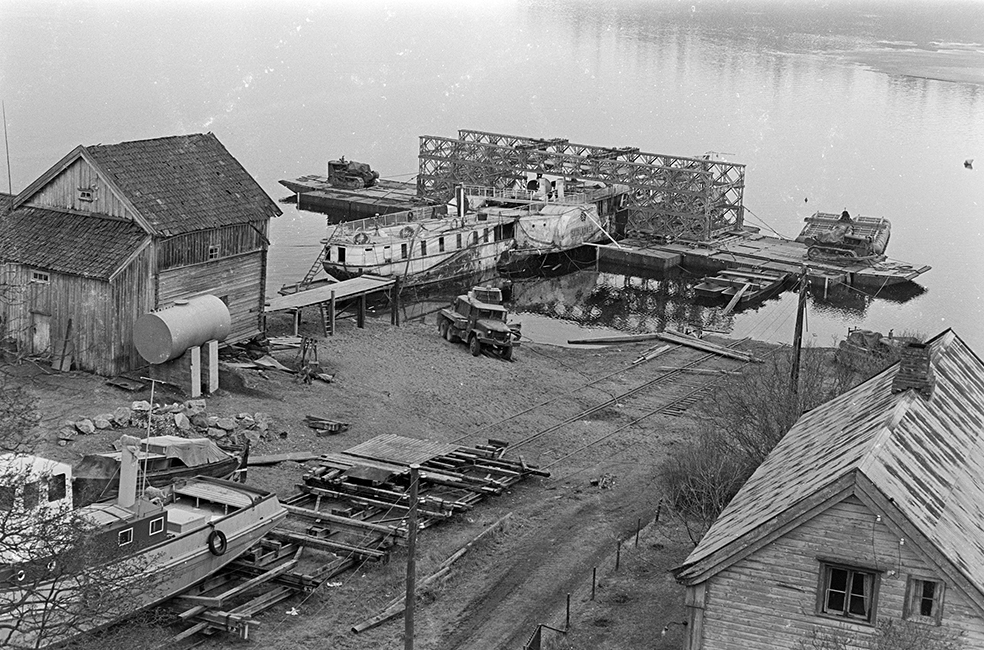 Minnesund, Skibladner heves etter at den sank under vinteropplag i Minnevika 7.februar 1967.