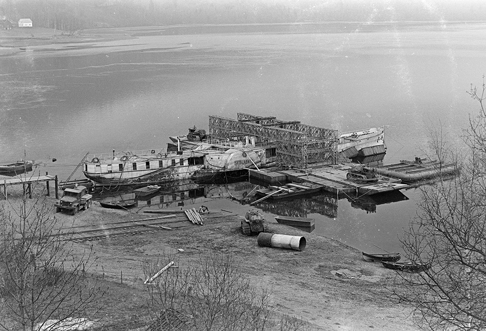 Minnesund, Skibladner heves etter at den sank under vinteropplag i Minnevika 7.februar 1967.