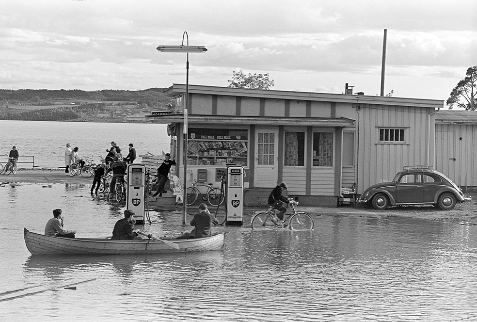 Flom i Mjøsa, 1967, Hamar brygge, oversvømmelse, robåt, kiosk, bensinpumper.