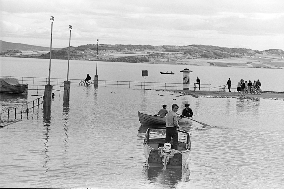 Flom i Mjøsa, 1967, Hamar brygge, oversvømmelse, båter,folk,