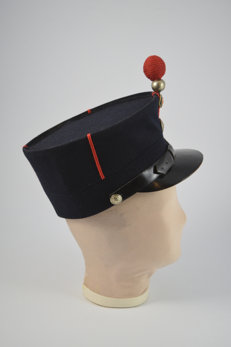 Uniform i to deler, jakke og lue.  a) lett innsvinget m/slag, enkelspent, høy krage; b) bøtteform m/ skygge og distinksjoner