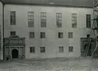 Plåt i slottsarkitektkontoret.
Södra borggårdsfasaden efter konservering 1929.