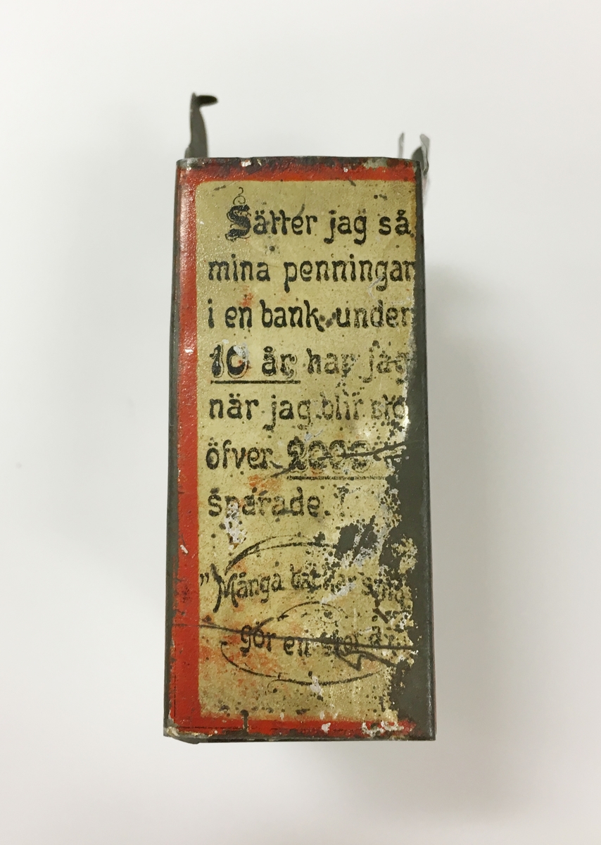 Ur huvudkatalog:
Liten sparbössa, tillverkad av bleckplåt. Den har formen av en gammal brevlåda. Rödlackerad med svart text på framsidan, (baksidan saknar text). Sidorna är vita med svart text. Ovanför "brevinkastet" på framsidan finns en bild av postverkets vapen, en krönt trumpet.