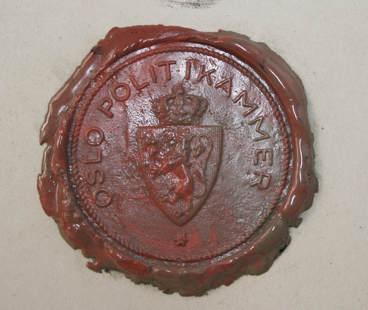 Diverse segl fra Oslo/Kristiania Politikammer. Tre har Justitia med "Christiania Politikammer segl", to har Oslos byvåpen og "Christiania/Kristiania Politikammer", og de siste tre har Norges riksvåpen i 1905 versjon, og 1937 versjon med henholdsvis "Oslo Politikammer", "Politipresidenten i Oslo" og "Oslo og Aker Politimesterembede".