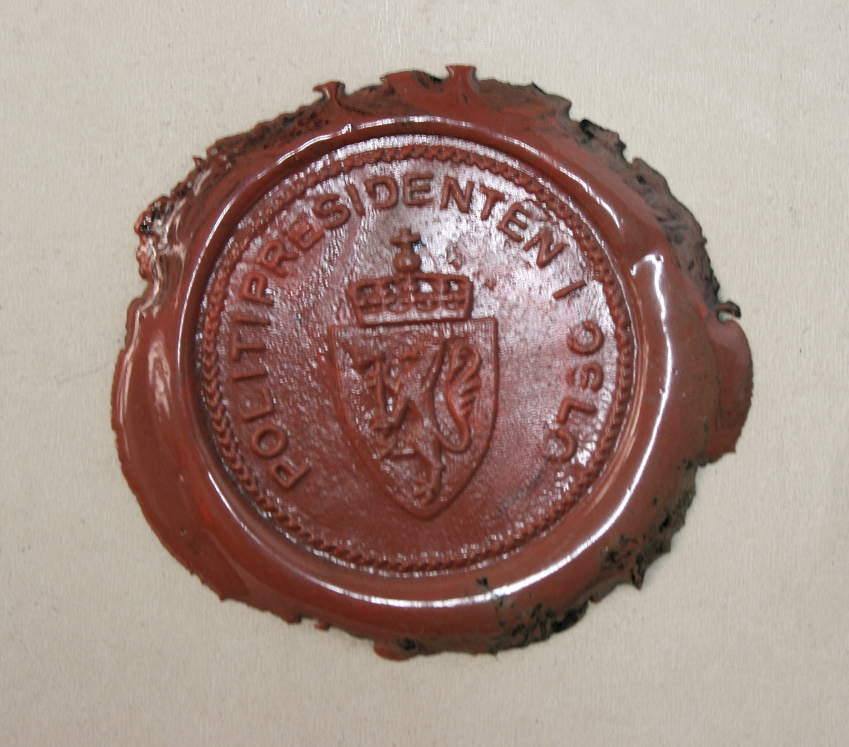 Diverse segl fra Oslo/Kristiania Politikammer. Tre har Justitia med "Christiania Politikammer segl", to har Oslos byvåpen og "Christiania/Kristiania Politikammer", og de siste tre har Norges riksvåpen i 1905 versjon, og 1937 versjon med henholdsvis "Oslo Politikammer", "Politipresidenten i Oslo" og "Oslo og Aker Politimesterembede".