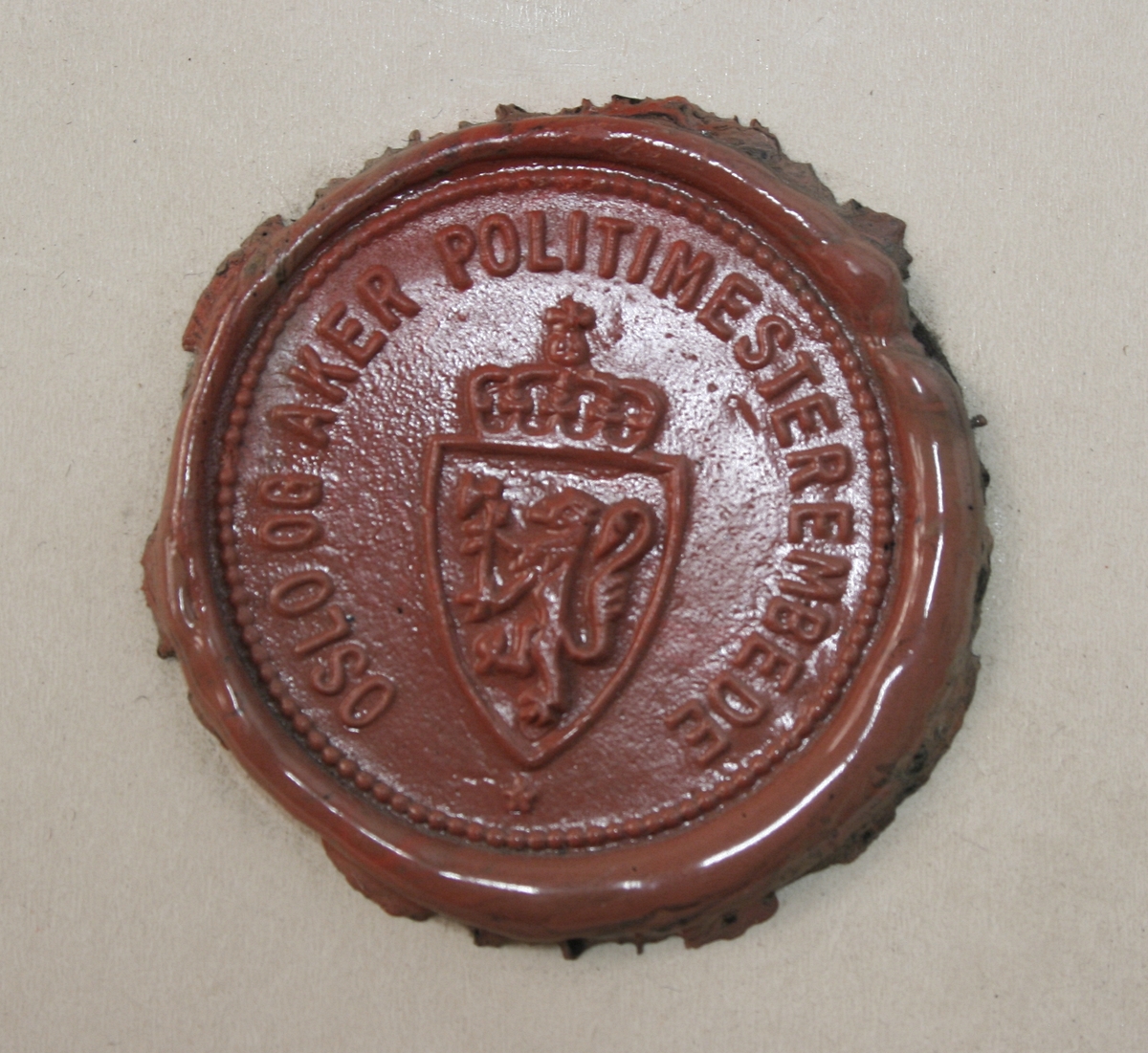 Diverse segl fra Oslo/Kristiania Politikammer. Tre har Justitia med "Christiania Politikammer segl", to har Oslos byvåpen og "Christiania/Kristiania Politikammer", og de siste tre har Norges riksvåpen i 1905 versjon, og 1937 versjon med henholdsvis "Oslo Politikammer", "Politipresidenten i Oslo" og "Oslo og Aker Politimesterembede".