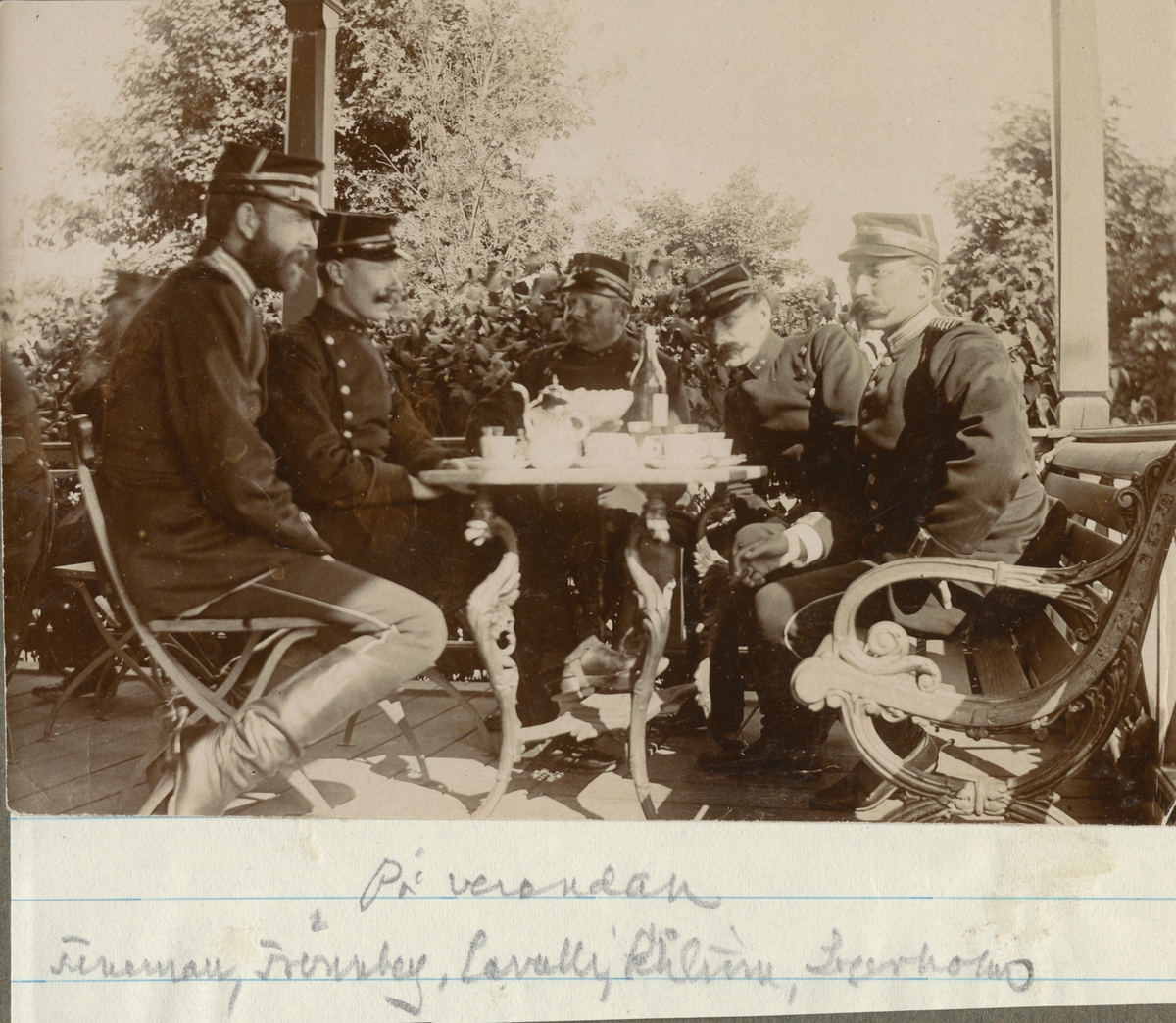 Fem officerare från Hälsinge regemente samlade kring kaffebord på verandan. Från vänster löjtnant Fineman, löjtnant Trönnberg, löjtnant Cavalli, löjtnant Pihlström och löjtnant Lagerholm.