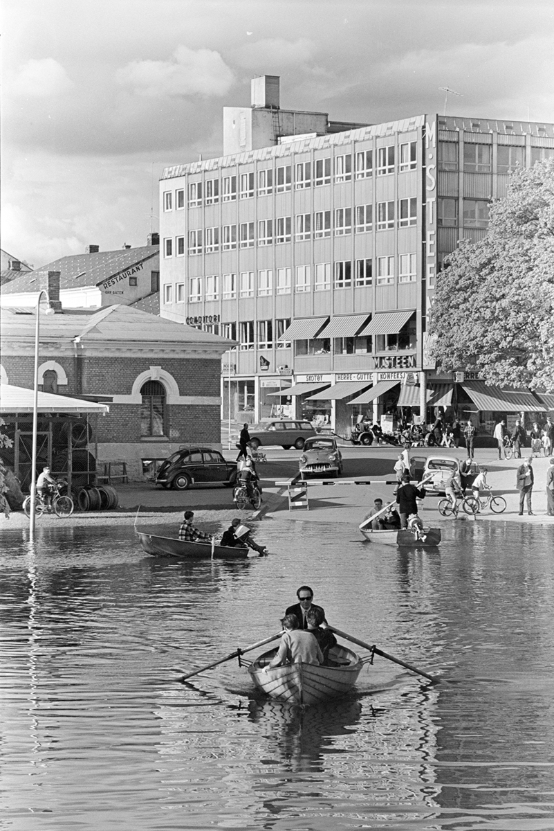Storflom i Mjøsa 1967. Robåter, biler, folk, oversvømmelse, Basarbygningen