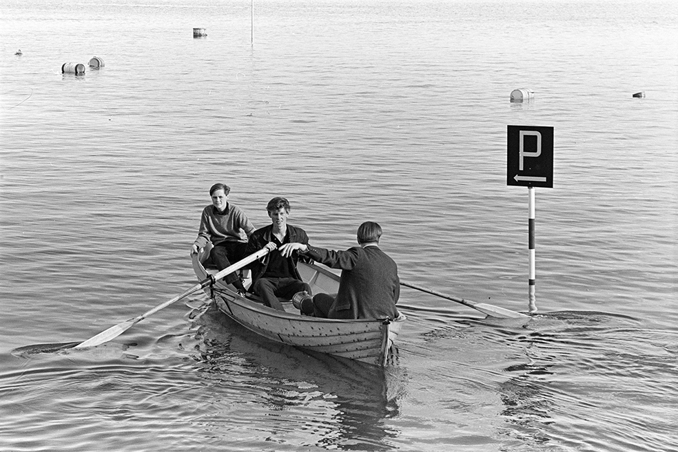 Storflom i Mjøsa 1967. Robåt, gutter, parkeringsskilt, oversvømmelse