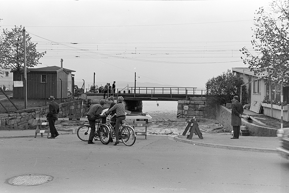 Flom, Mjøsa, Victoriaundergangen, gutter, sykler, vegsperring,