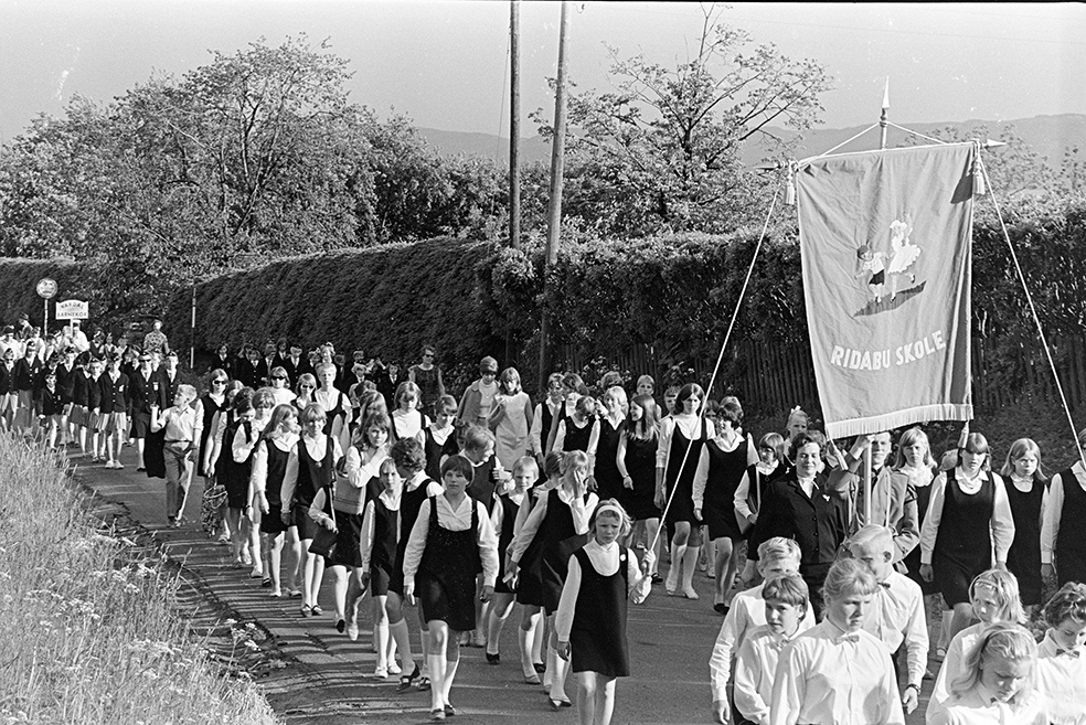 Barnesangstevne på Domkirkeodden. Defilering, Strandvegen, fane Ridabu skole,