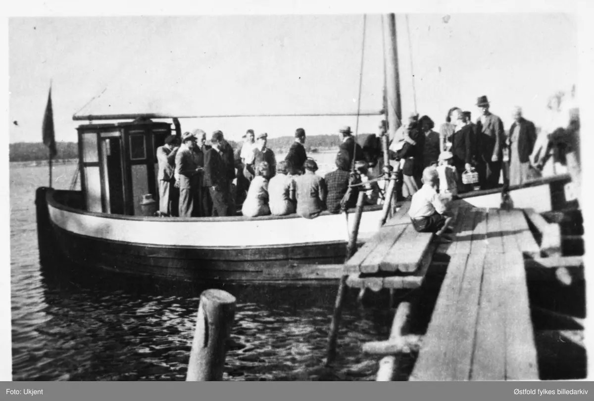 Musikkorpset "Harmoni" fra Jelsnes i Tune på tur til Hvaler med fiskeskøyte fra Ullerøy.