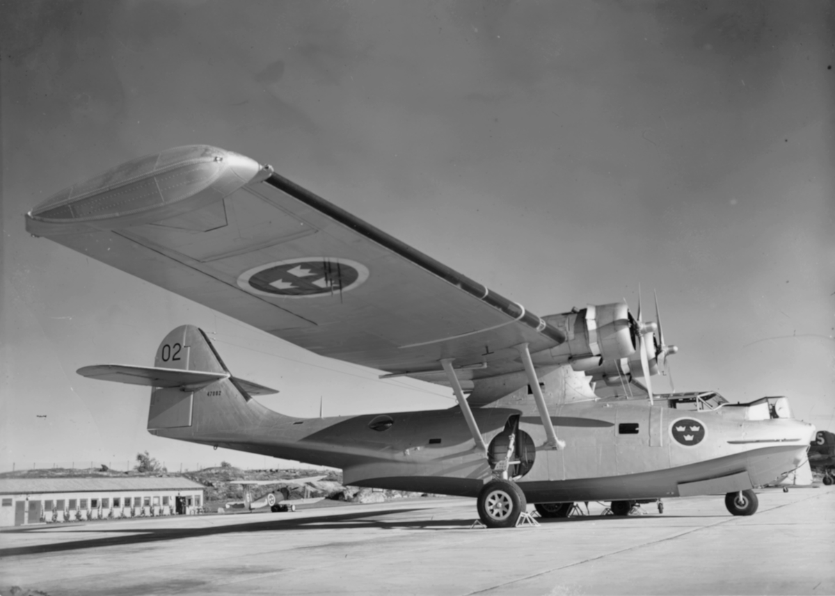 Spaningsflygplan TP 47 Catalina nummer 47 002 med radarnos står på flygfältet på F 9 Säve.