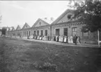 Fästningen. Ammunitionsfabriken startade 1885 (Vanäsverken). Personal utanför byggnaden i början på 1900-talet.