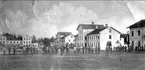 Infanterivolontärskolan Karlsborg, senare rekrytskolan för infanteriets off- och res.off. Aspiranter 1878 - 1927. Uoffskolan på Karlsborg 1880-talet. Den flaggprydda byggnaden var uoff- och volontärmäss m.m. Byggnaden längst till höger uoff- och volontärernas förläggningslokaler.