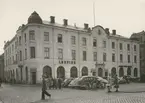 Eoska huset på Larmtorget. Huset byggdes för Emma Jenasson, f. Parrow och hennes barn sedan hon blivit änka. Namnet betyder Emma Och Söner.