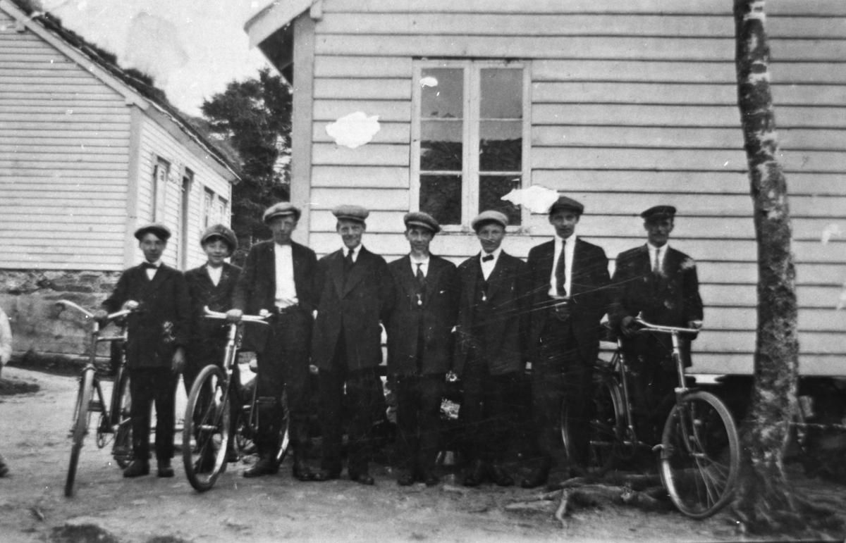 En gjeng unge gutter. "Ved Hellet. Sundag 14 juli 1918."
