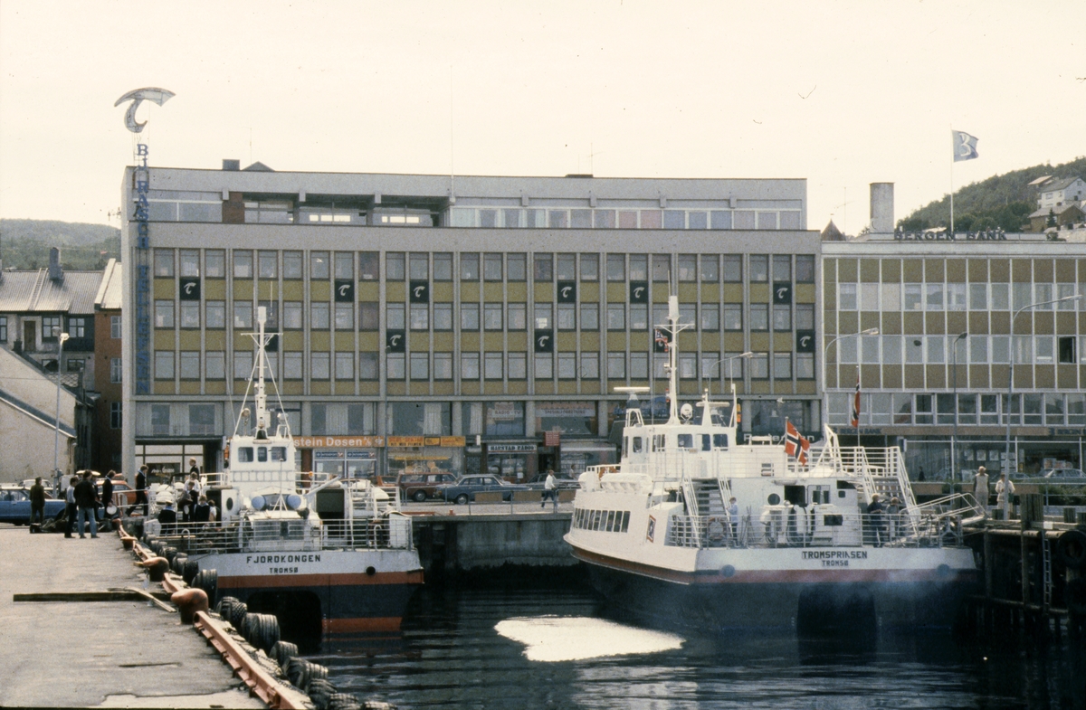 Hurtigbåtene "Fjordkongen" og "Tromsprinsen" ved kai i Harstad.