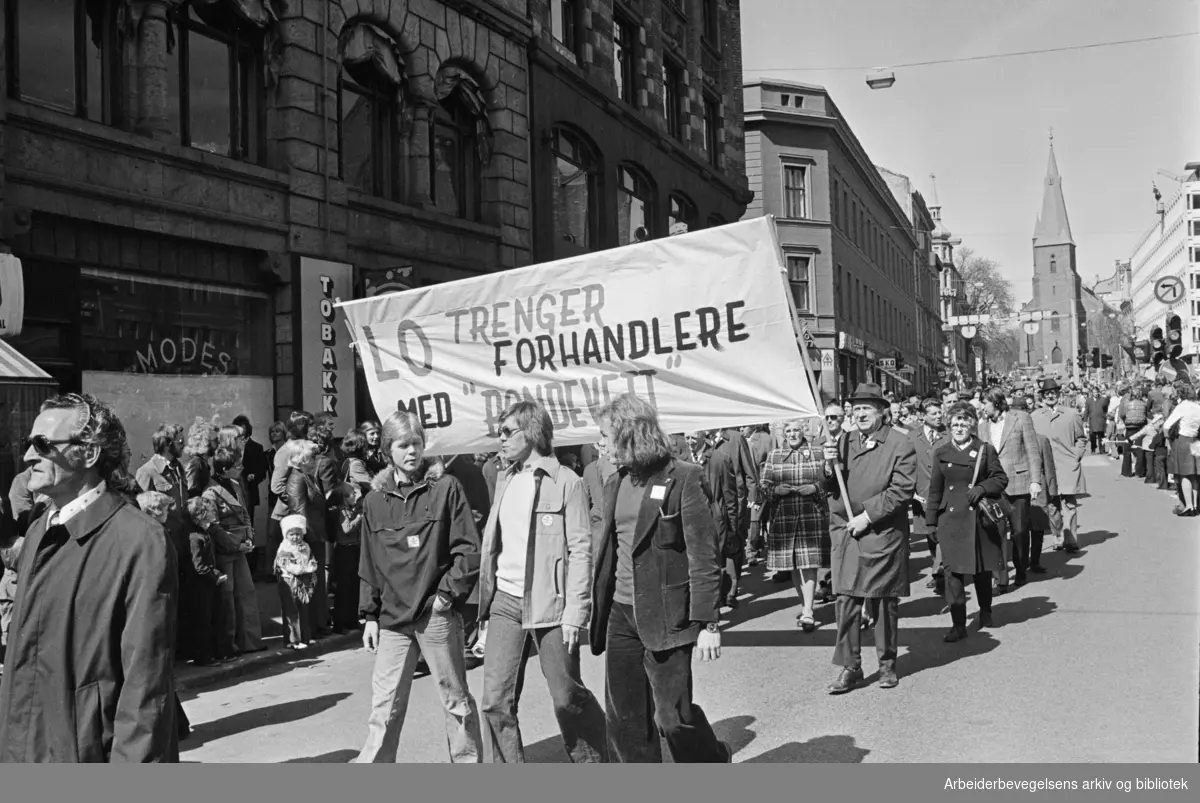 1. mai 1976 i Oslo.Demonstrasjonstog.Parole: LO trenger forhandlere med "bondevett"