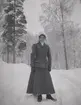 Carin, Henning Hammarskjölds fru, i skogen i närheten av Tuna gård 1913.