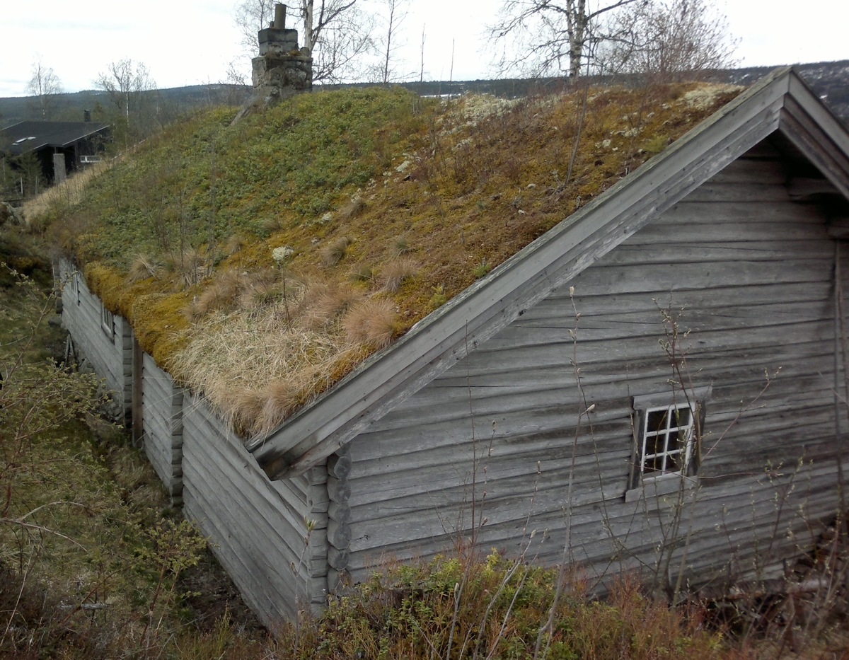 Bygningen er laftet og har åstak som opprinnelig var tekt med stikker. Ved gjenoppføringen på museet ble den tekt med never og torv. Seterstua har to dører på langveggen mot vest. Den ene fører inn i stua og den andre inn i gangen. Huset har fire rom: Stuerom ysterom, gang og bu.