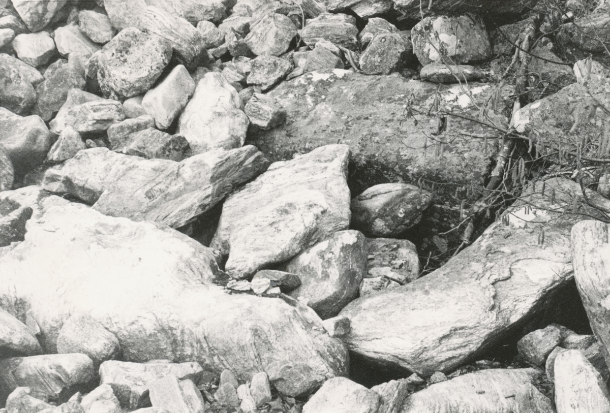 Dokumentasjonsbilder i serie av bautastein / offerstein og vikingtidsgraver på Agleberget ved Sulesund.
