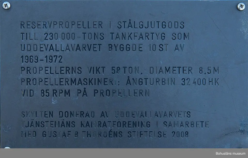 Propeller i stålgjutgods avsedd som reservpropeller för fartyg om 230 000 ton, byggda på Uddevallavarvet.
Placerad på ett betongfundament.  I anslutning sitter en gjuten informationsskylt med följande text:
RESERVPROPELLER I STÅLGODS 
TILL 230 000-TONS TANKFARTYG SOM 
UDDEVALLAVARVET BYGGDE 10 ST AV 
1969-1972
PROPELLERNS VIKT 58 TON. DIAMETER  8.5 M
PROPELLERMASKINERI: ÅNGTURBIN 32 400 HK
VID 85 RPM PÅ PROPELLERN

SKYLTEN ÄR DONERAD AV UDDEVALLAVARVETS 
TJÄNSTEMÄNS KAMRATFÖRENING I SAMARBETE 
MED GUSTAF B THORDÉNS STIFTELSE 2008