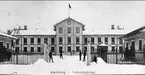 Infanterivolontärskolan Karlsborg, senare rekrytskolan för infanteriets off- och res.off. Aspiranter 1878 - 1927. Mittenkasernen, framför denna två mindre byggnader varav den till vänster var en arrestlokal och den andra vaktlokal.