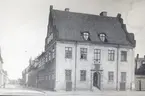 Dahmska huset har en barockgavel med sadeltak och putsad fasad. Det byggdes för fortifikationsingenjören Anders Olofsson Bergh och hans hustru Anna Gudmundsdotter Skuthe. Deras namnchiffer samt byggåret 1666 är uthugget ovanför porten.