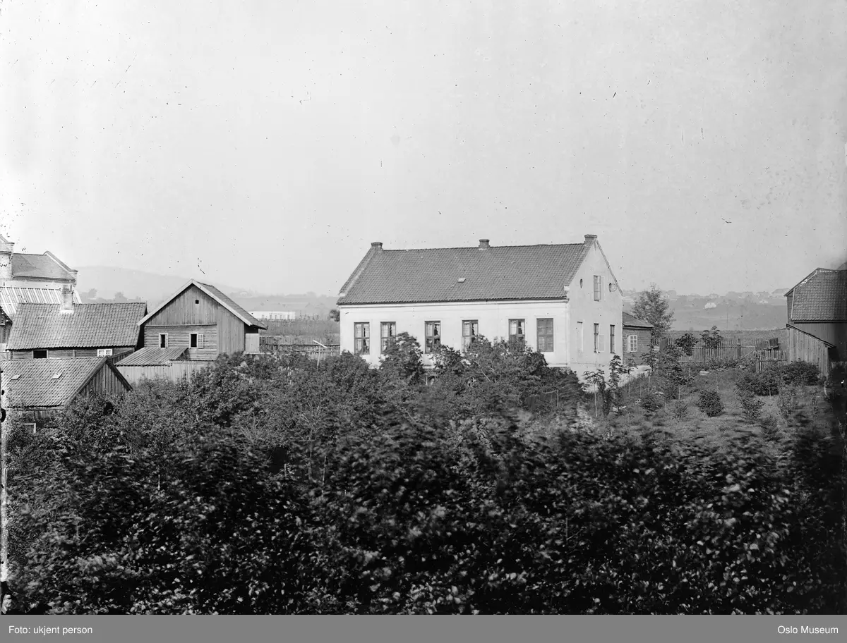 bolighus, "Lillefoss", bestyrerbolig for Akers mek. Verksted, hage, uthus