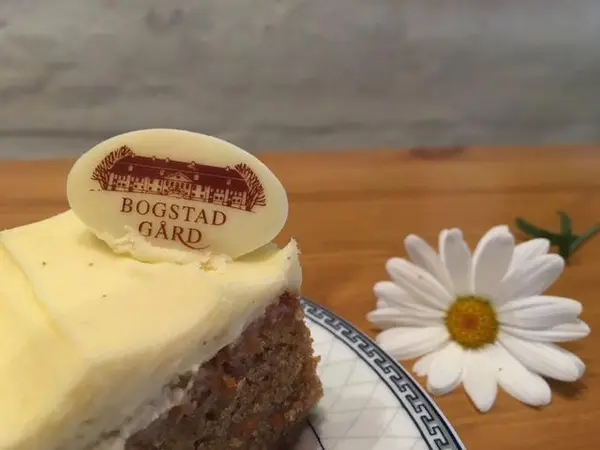 Et stykke gulrotkake. 