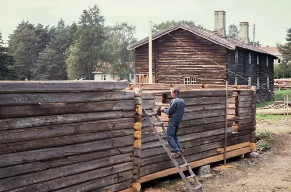Gammelt laftehus driver og blir gjenreist på museum.