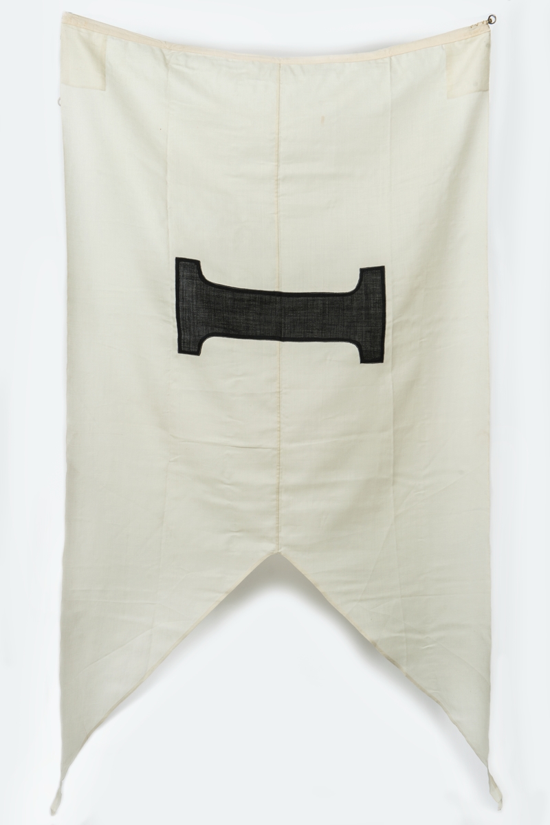 Bolagsflagga Rederi AB. Iris, Stockholm. Vit tvåtungad med ett svart I.