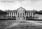 Infanterivolontärskolan Karlsborg, senare rekrytskolan för infanteriets off- och res. off. Aspiranter 1878 - 1927. Mittenkasernen, framför denna två mindre byggnader varav den till vänster var en arrestlokal och den andra vaktlokal (1903).